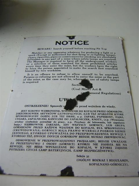 Arwydd mewn glofa mewn Saesneg a Phwyleg